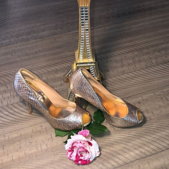 Badgley Mischika’ Humbee Gold Sparkle ✨ Open Toe Pump Snakeskin Look Leather - Picture 1 of 17